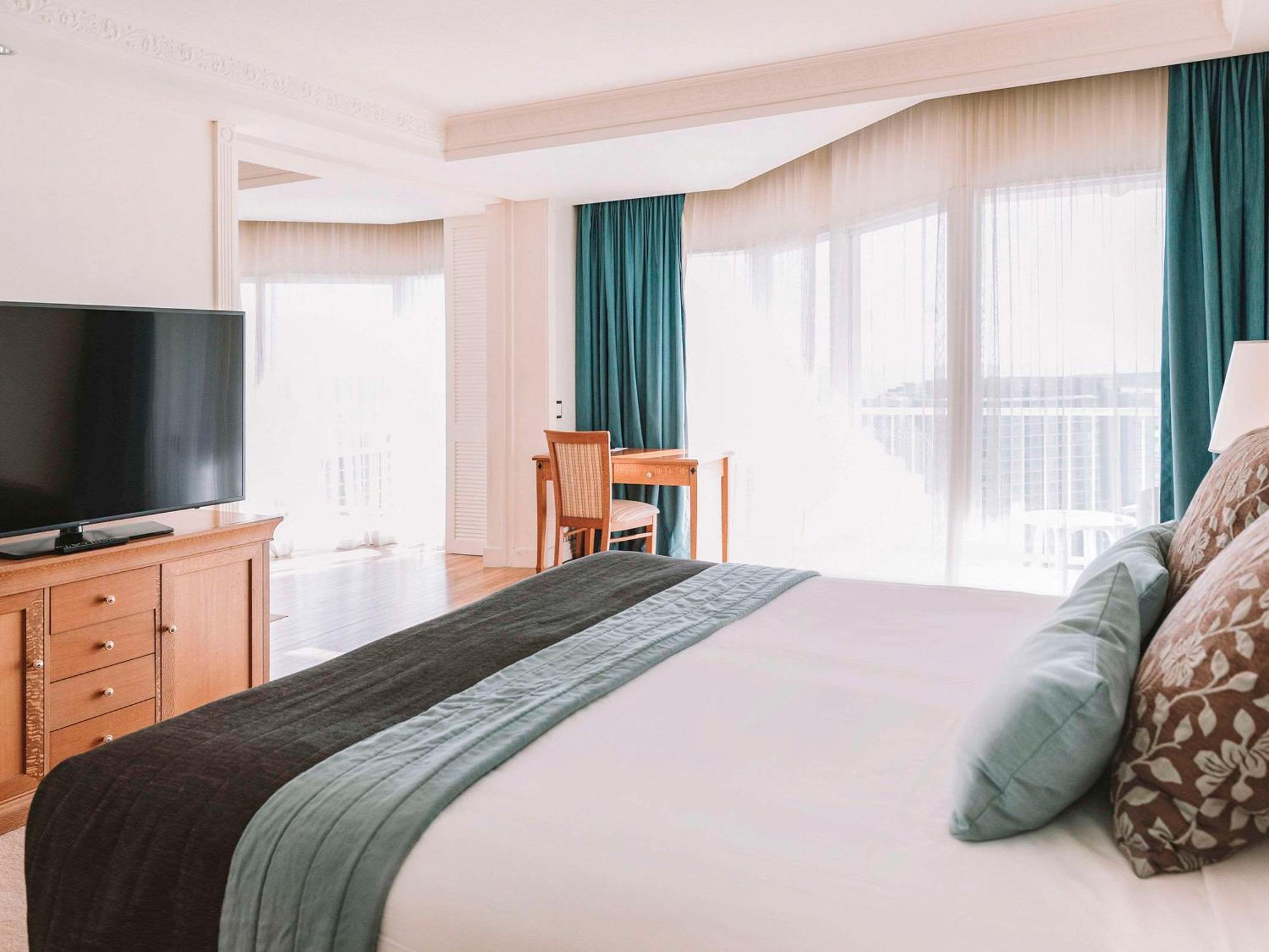 Pullman Cairns International Hotell Exteriör bild A bedroom at the hotel