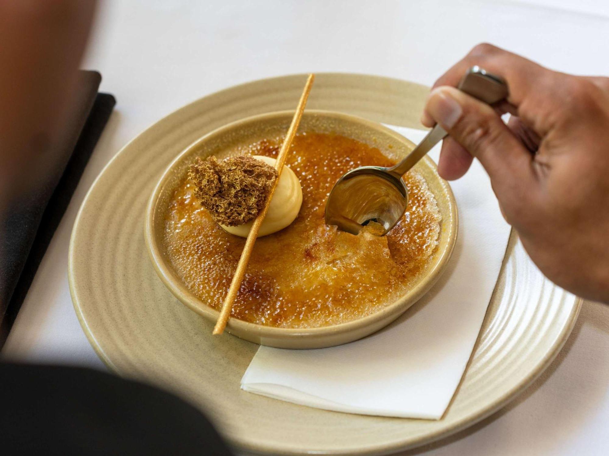 Pullman Cairns International Hotell Exteriör bild A dessert at the restaurant