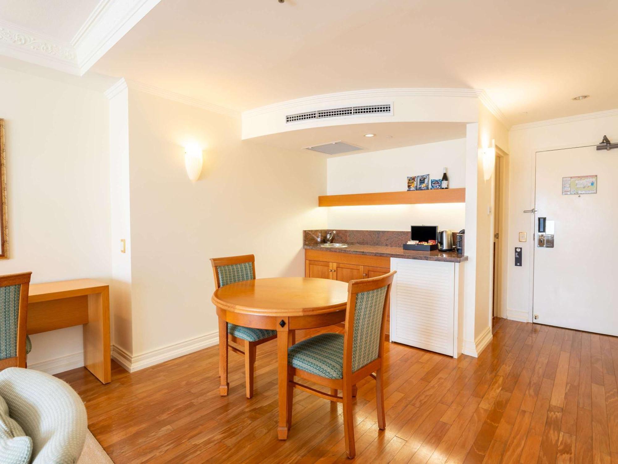 Pullman Cairns International Hotell Exteriör bild A typical apartment at the hotel