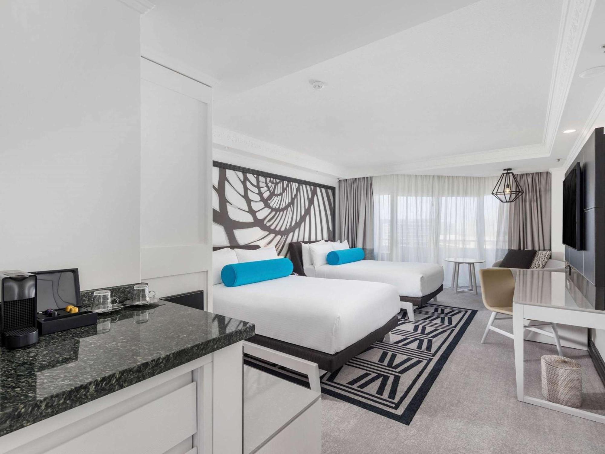 Pullman Cairns International Hotell Exteriör bild A room at the hotel