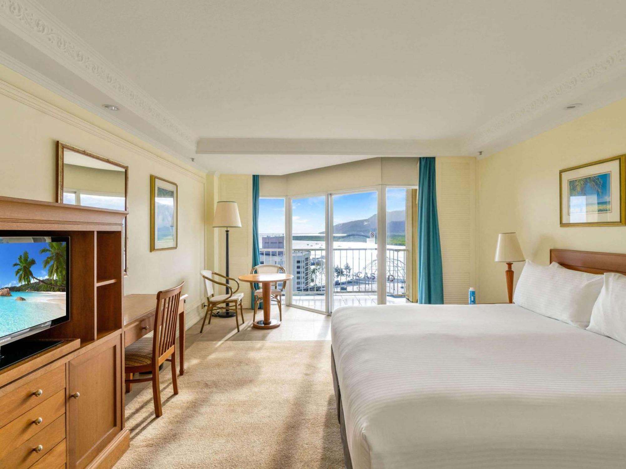 Pullman Cairns International Hotell Exteriör bild A guest room at the Hilton San Diego Bay
