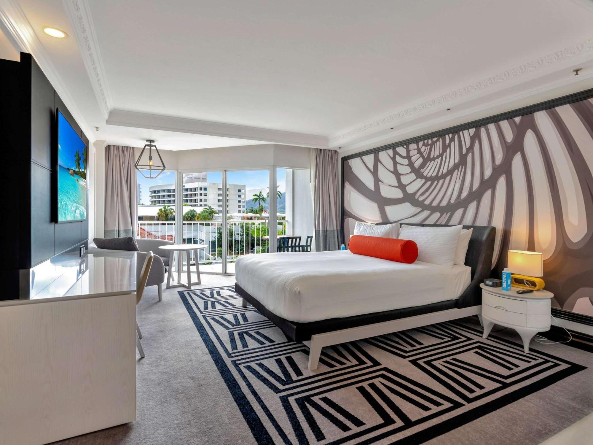 Pullman Cairns International Hotell Exteriör bild A guest room at the SLS Lux