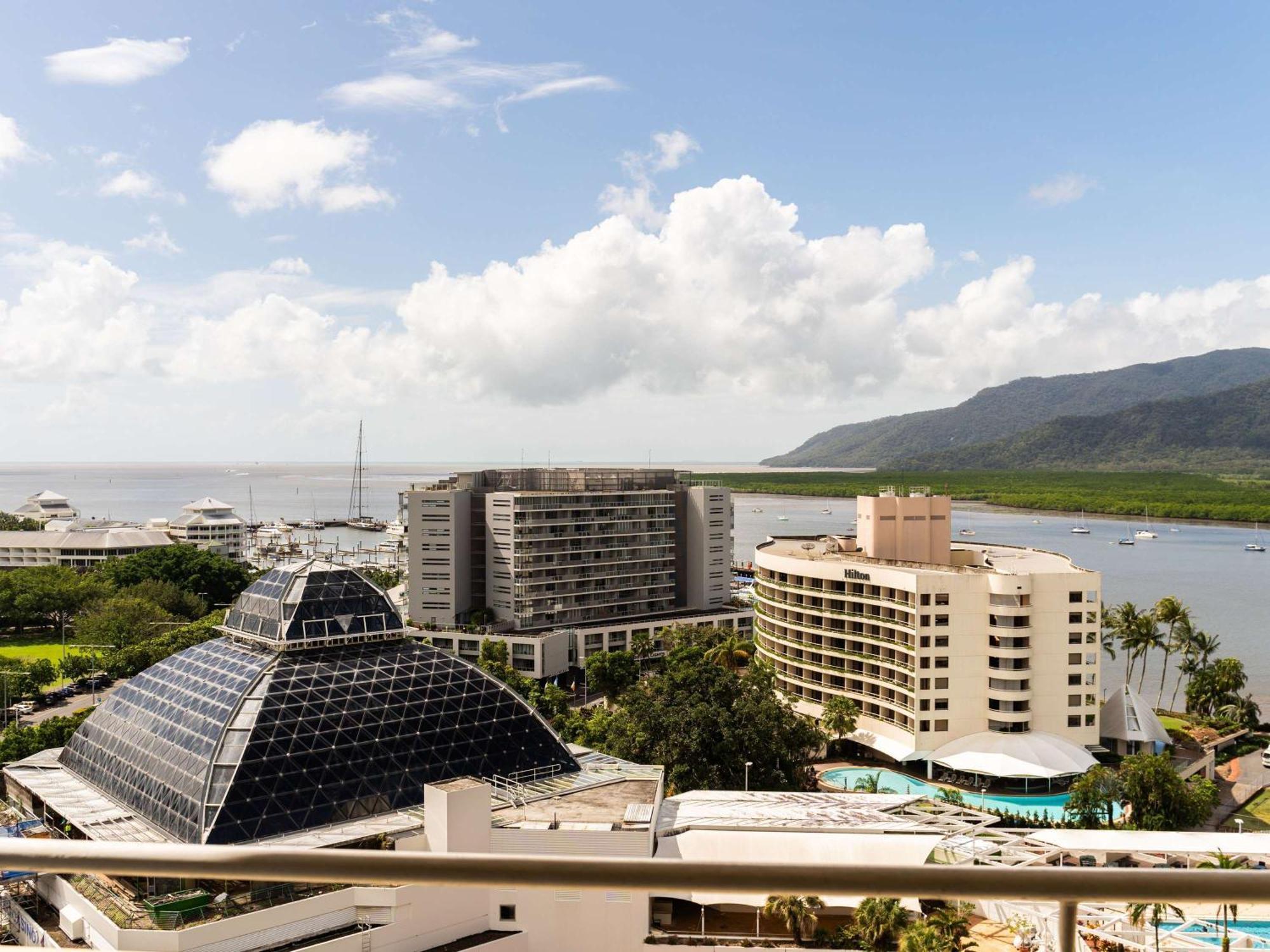 Pullman Cairns International Hotell Exteriör bild The resort's main buildings