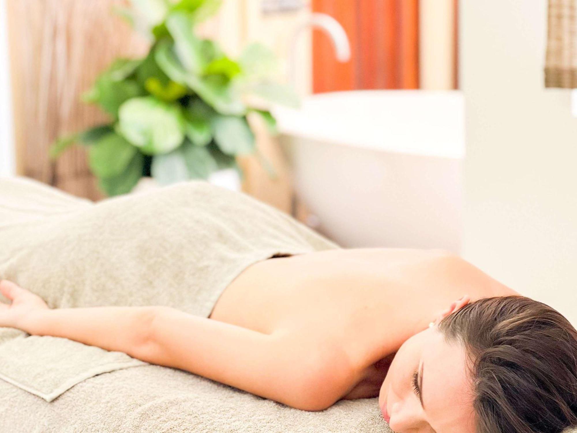 Pullman Cairns International Hotell Exteriör bild A woman receiving a massage