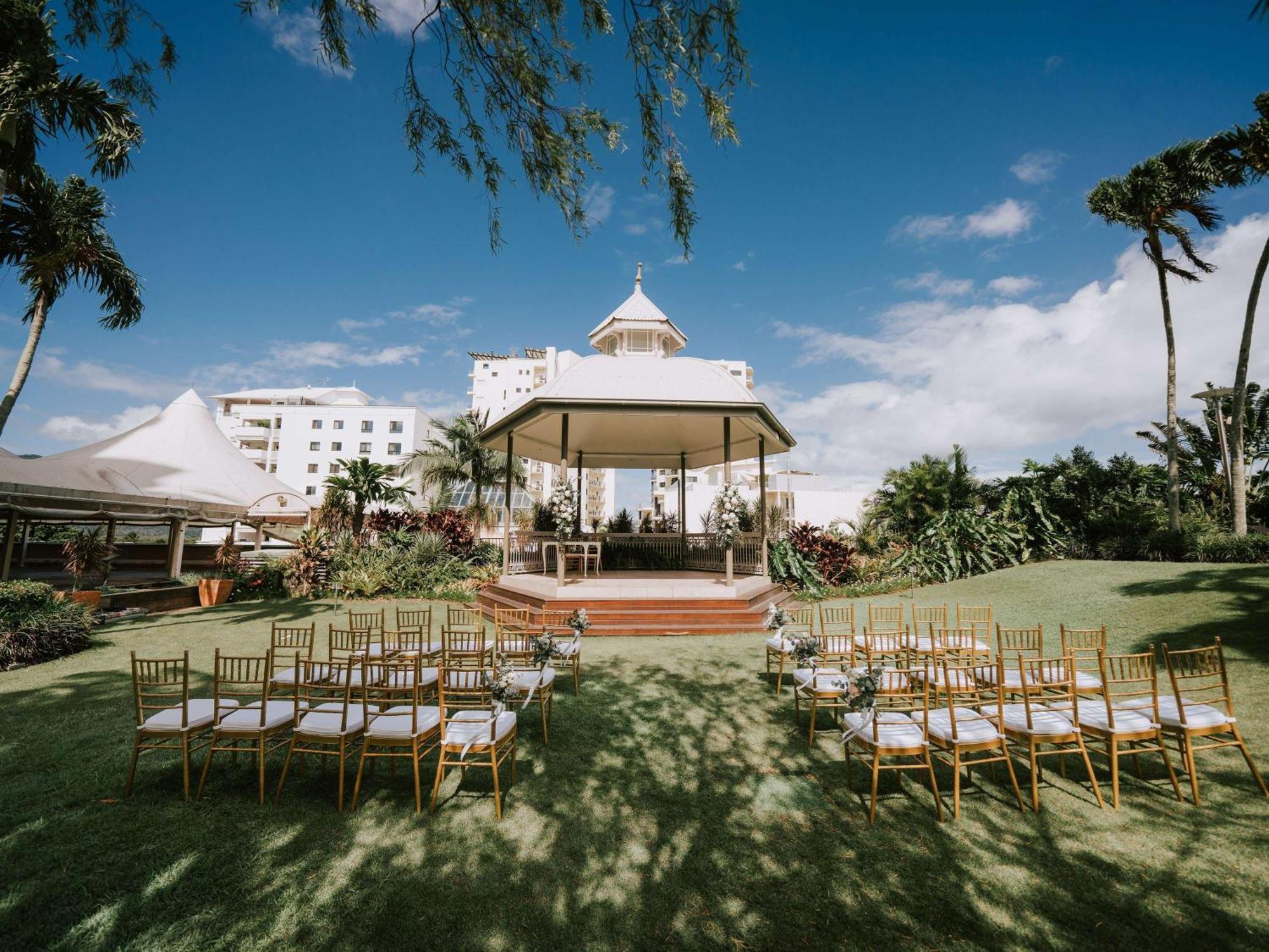Pullman Cairns International Hotell Exteriör bild The gazebo at the Royal Botanic Gardens, Victoria Park, Townsville