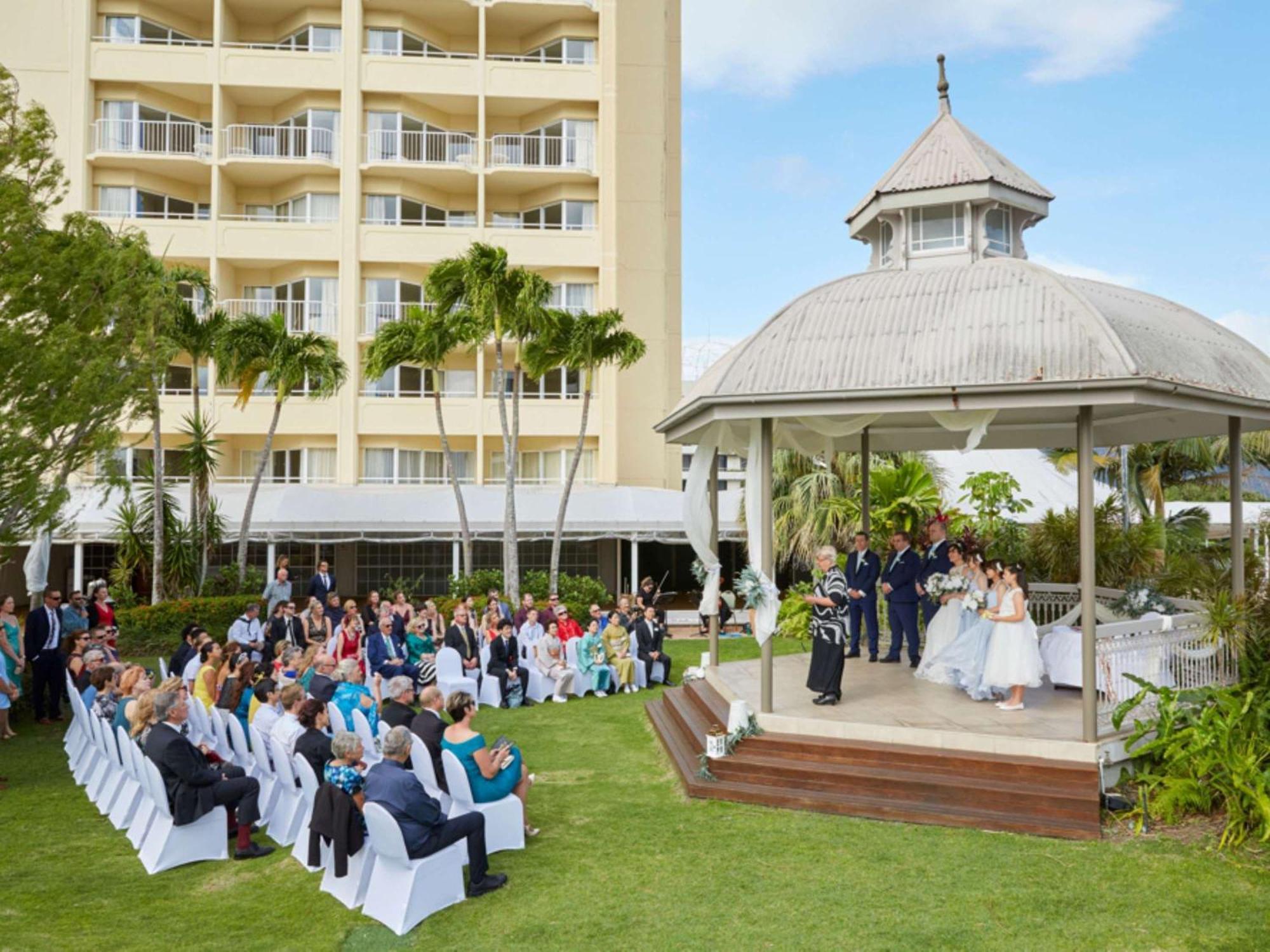 Pullman Cairns International Hotell Exteriör bild A wedding at the Sheraton Resort