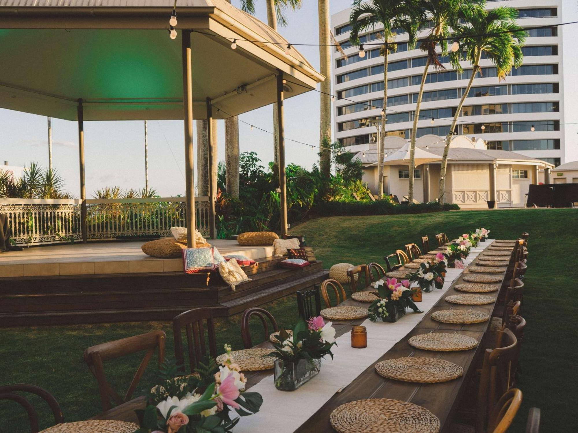Pullman Cairns International Hotell Exteriör bild The Royal Garden