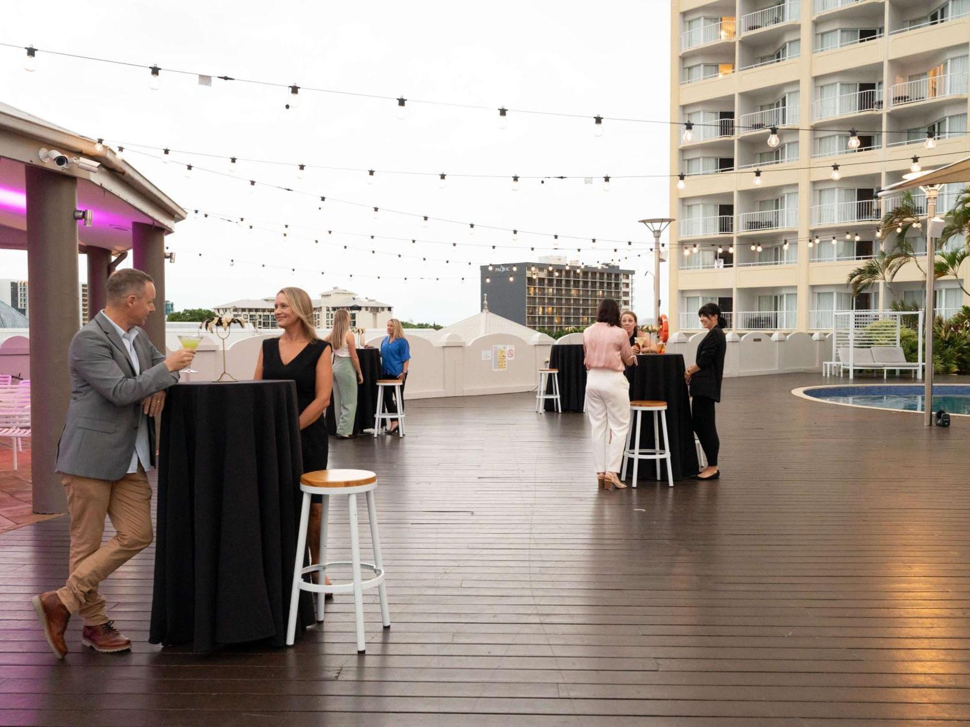 Pullman Cairns International Hotell Exteriör bild The rooftop bar at the Emporium Hotel South Bank