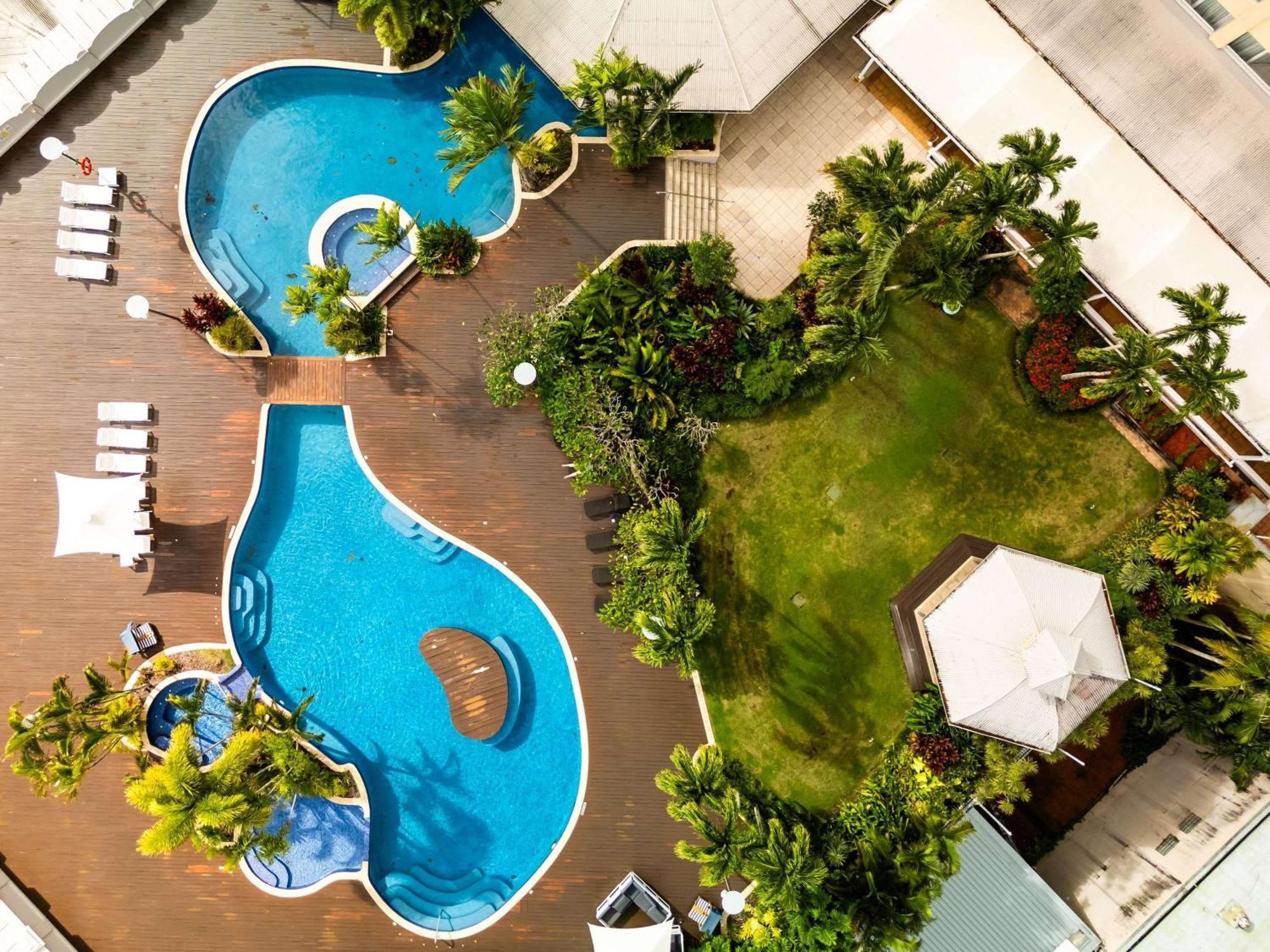 Pullman Cairns International Hotell Exteriör bild The swimming pool at the hotel