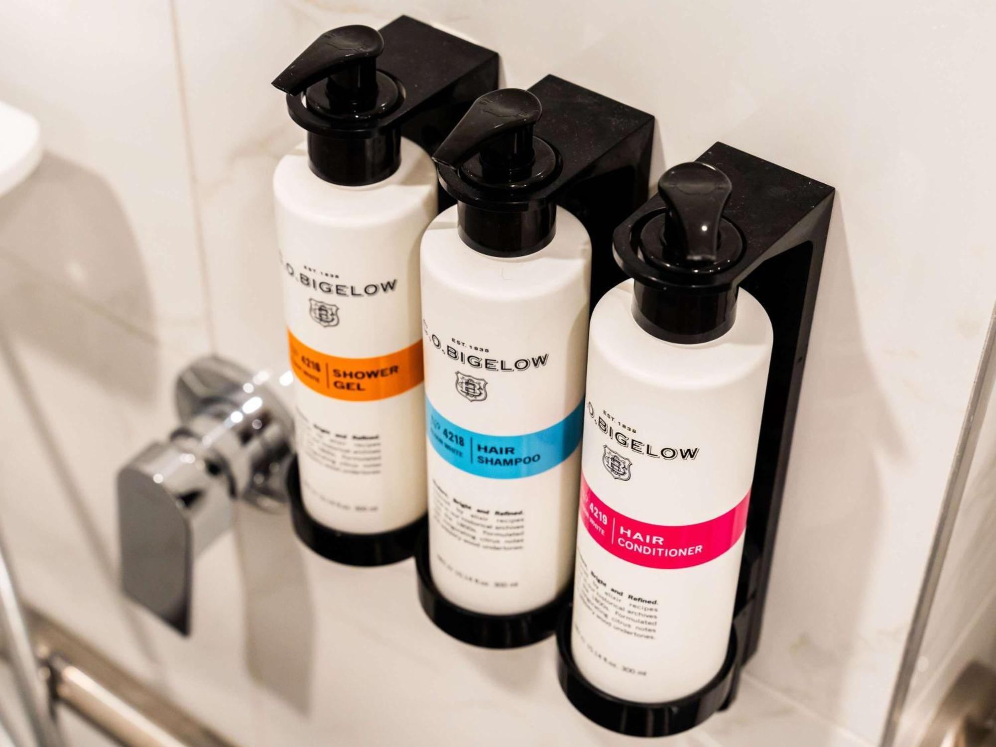 Pullman Cairns International Hotell Exteriör bild Shower gel, shampoo and conditioner