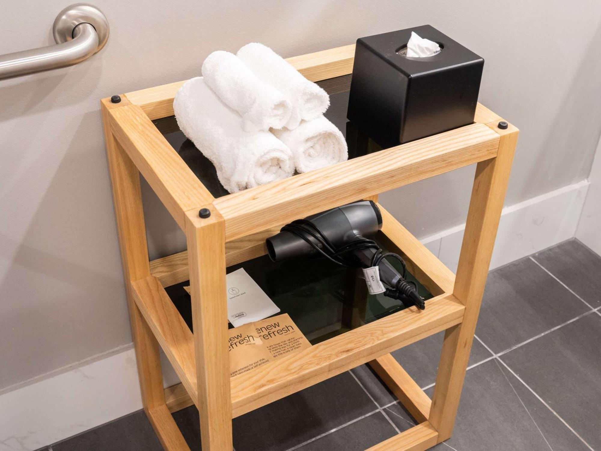 Pullman Cairns International Hotell Exteriör bild A wooden bathroom caddy