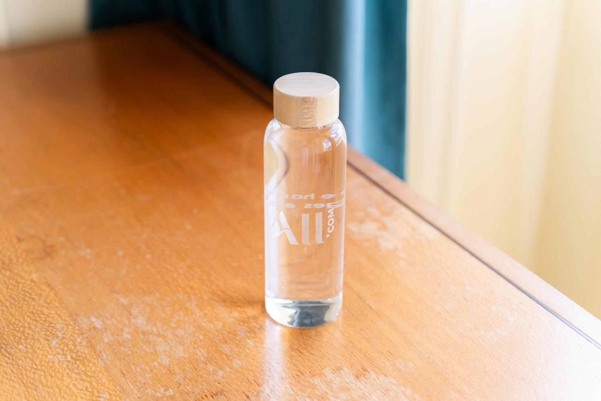 Pullman Cairns International Hotell Exteriör bild A bottle of water